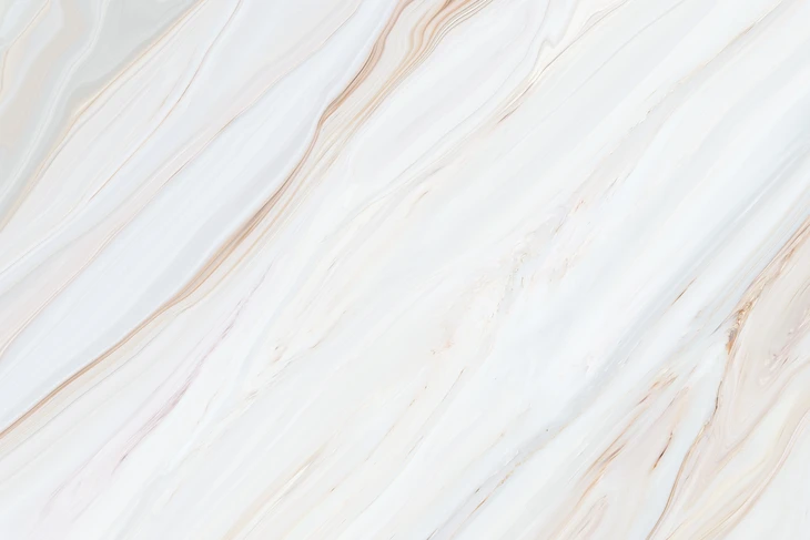 Surface de marbre blanc veiné de beige et doré, texture naturelle lisse et brillante