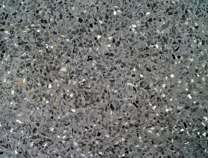 Surface extérieure de revêtement de sol en terrazzo poli avec agrégats minéraux incrustés