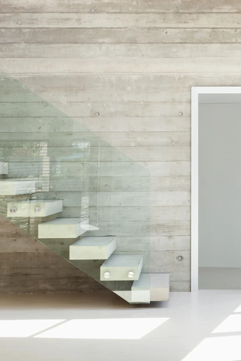 Escalier flottant moderne dans intérieur contemporain