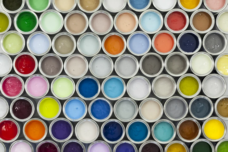 Intérieur d'atelier artistique ou industriel avec rangement organisé de pots de peinture ouverts disposés en rangées régulières