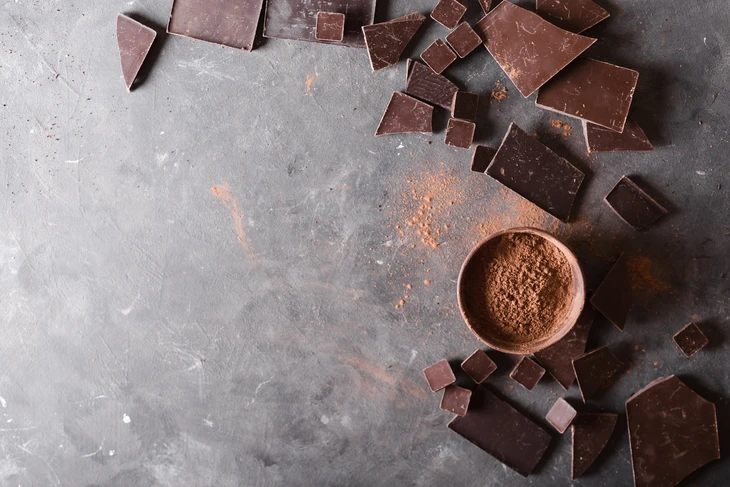 Scène intérieure avec chocolat artisanal disposé sur surface grise en béton