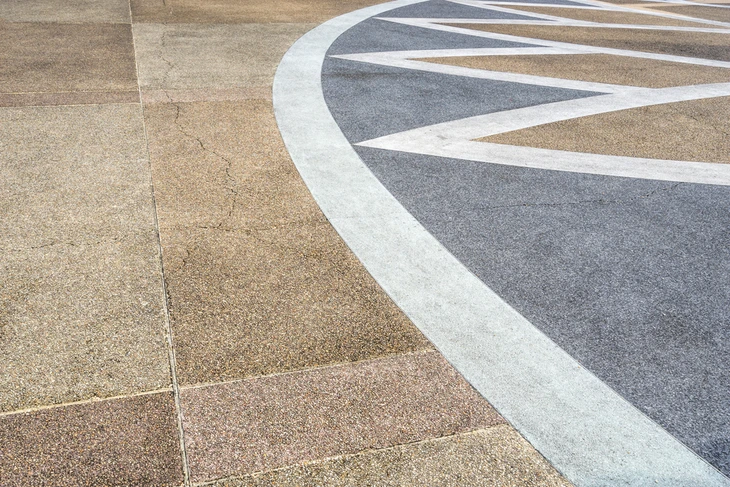 Espace extérieur urbain avec marquage au sol décoratif