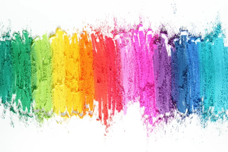 Explosion de couleurs vives en arc-en-ciel sur fond blanc, créant un effet de projection dynamique