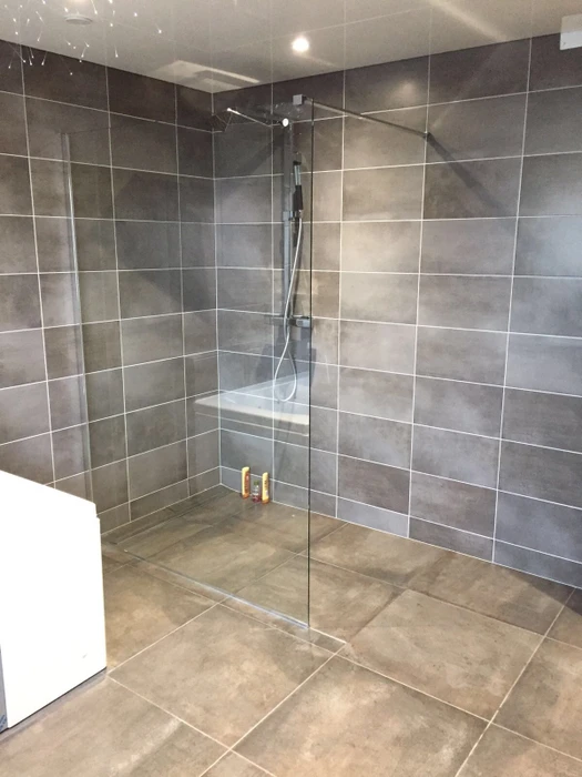 Salle de bain moderne avec douche à l'italienne spacieuse