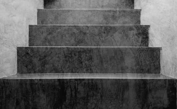 Escalier intérieur en marbre avec marches et contremarches en pierre naturelle veinée gris foncé