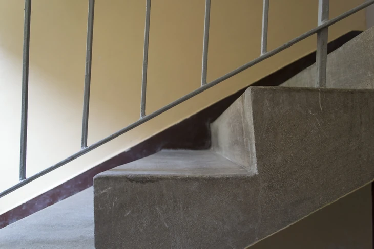 Escalier intérieur en béton avec rampe métallique moderne