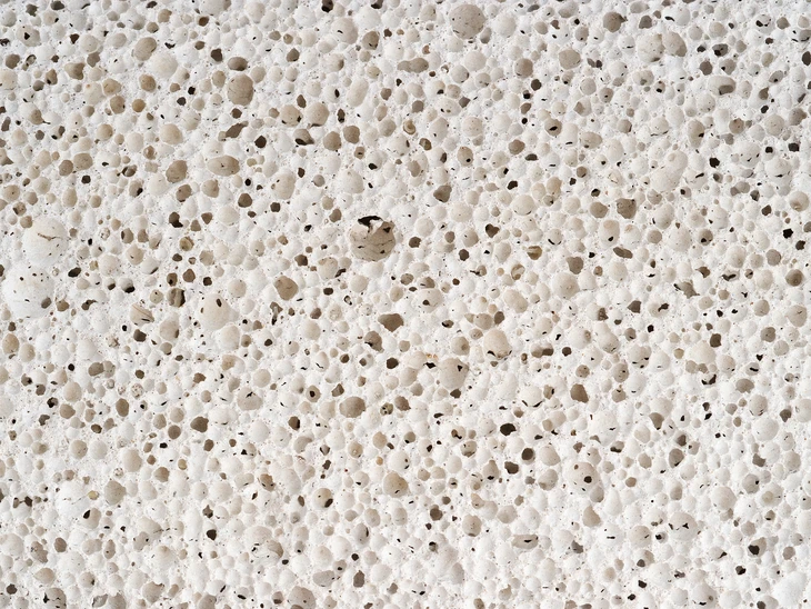 Surface en béton poli avec granulats apparents, finition terrazzo ou béton désactivé