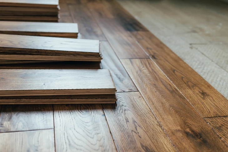 Intérieur d'atelier ou chantier de pose de parquet
