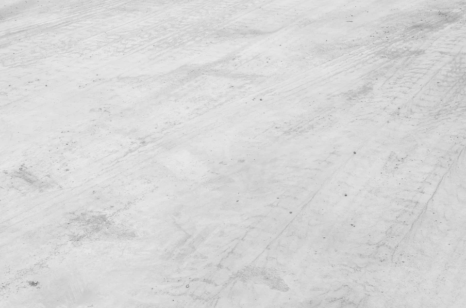 Surface de béton brut gris clair avec texture rugueuse et irrégulière