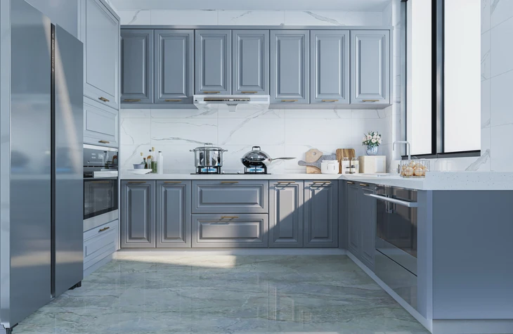 Cuisine moderne en L avec mobilier gris-bleu, plan de travail en marbre blanc veiné