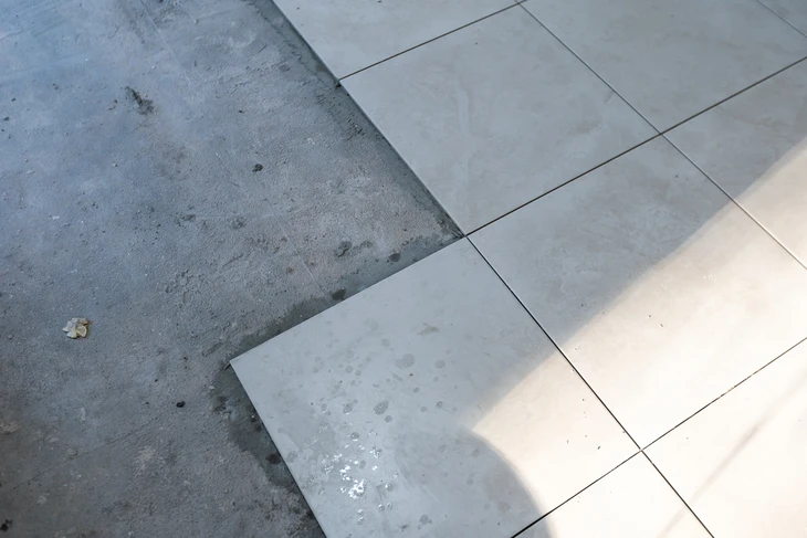 Chantier extérieur de pose de carrelage en cours