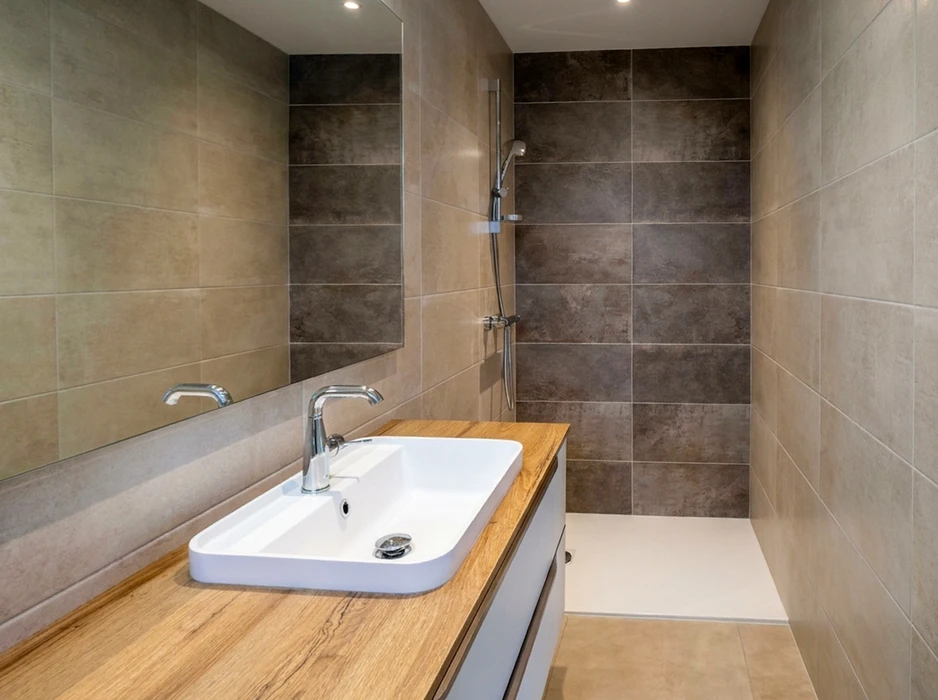 Salle de bain moderne avec douche à l'italienne, vasque à poser rectangulaire blanche sur plan vasque en chêne massif, meuble sous-vasque laqué blanc