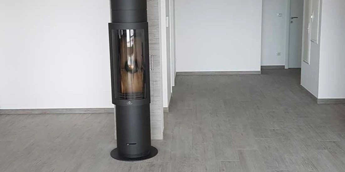 Intérieur moderne avec sol carrelé gris présentant une infiltration d'eau importante