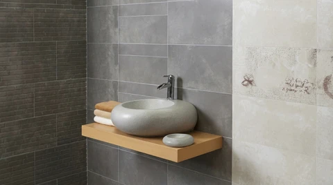 Salon moderne avec grande baie vitrée donnant sur piscine et jardin paysager