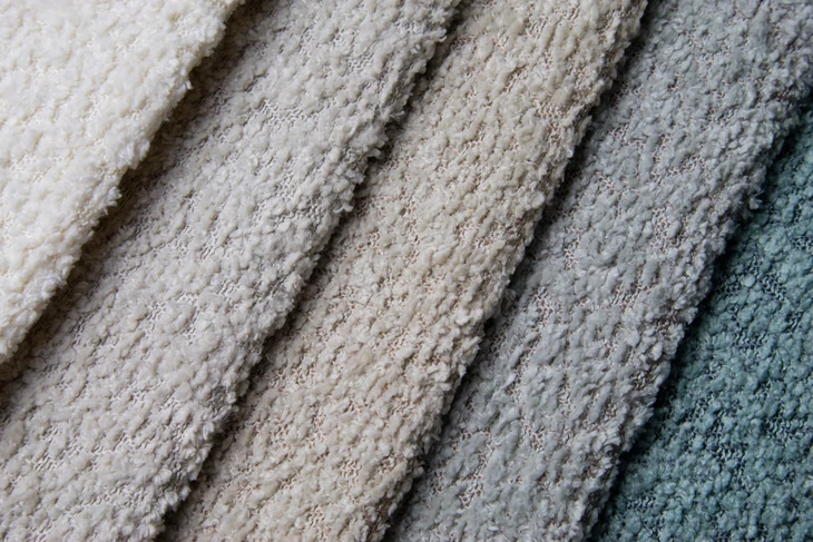 Surface de béton texturée avec rainures parallèles créées par brossage ou balayage
