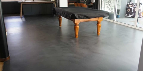 Intérieur contemporain lumineux avec poêle à bois encastré dans un pilier en pierre sculptée texturée gris anthracite