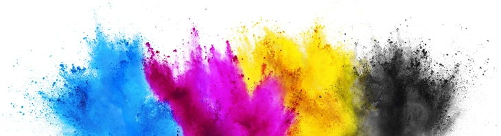 Explosion de poudres colorées sur fond blanc créant un nuage multicolore dynamique
