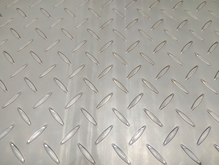 Scène industrielle en intérieur montrant une surface métallique texturée utilisée dans l'industrie manufacturière et la construction