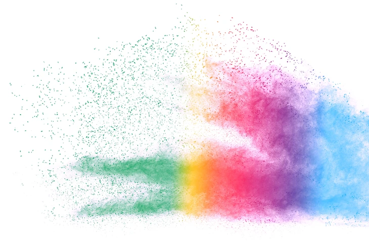 Explosion de poudre colorée sur fond blanc créant un nuage arc-en-ciel dynamique avec particules en suspension
