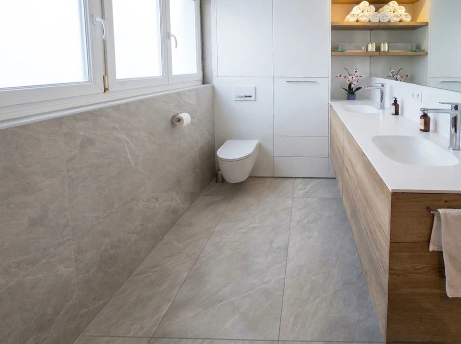 Salle de bains moderne et épurée avec WC suspendu, double vasque encastrée dans meuble bois chêne à finition mate