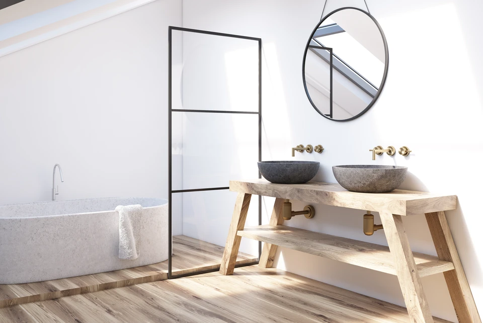 Salle de bain contemporaine avec baignoire îlot en béton ciré, double vasque en pierre naturelle sur meuble bois massif