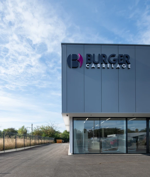 Showroom de carrelage contemporain, double hauteur, avec mezzanine