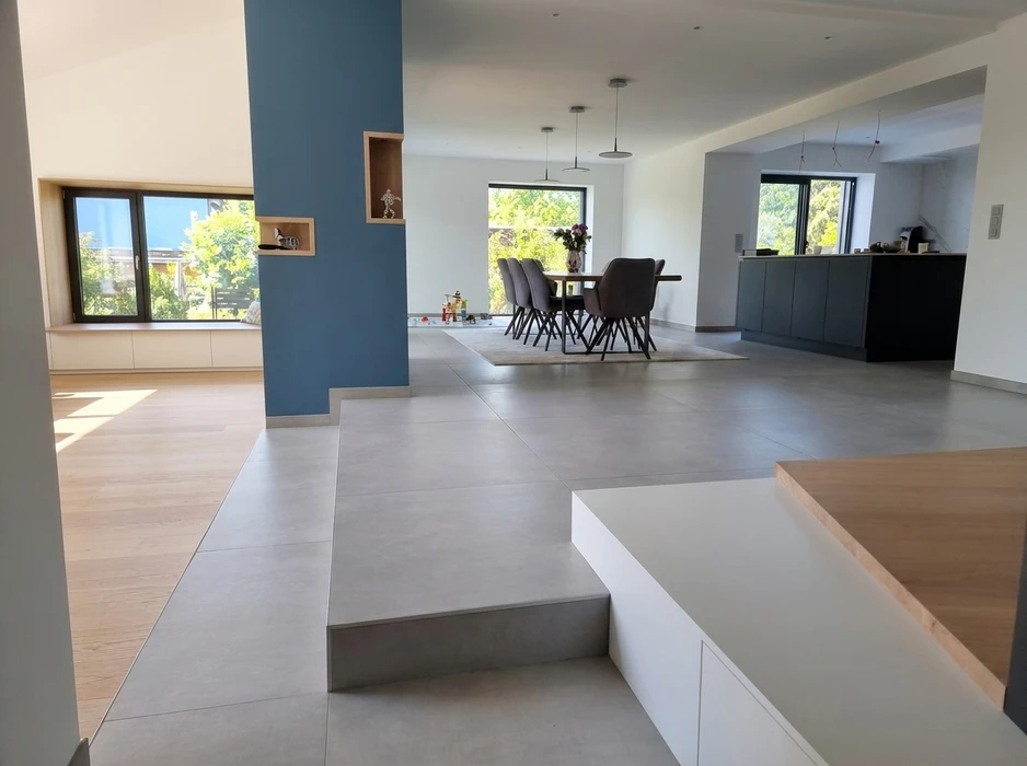 Salle de bain moderne et épurée avec double vasque à poser sur meuble suspendu en noyer, robinets mitigeurs hauts chromés