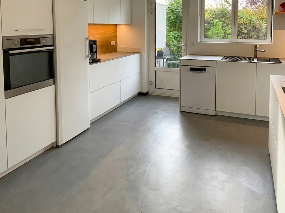 Terrasse extérieure moderne en étage, vide et ensoleillée, vue sur quartier résidentiel pavillonnaire
