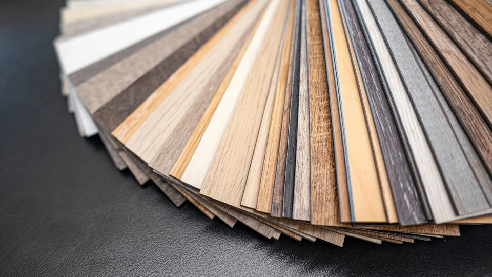 Intérieur d'atelier ou showroom présentant des échantillons de revêtements de sol